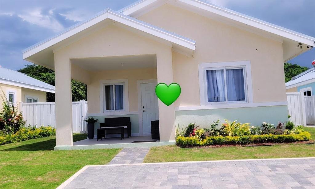 Paradise Oasis At Oceanpointe - Pool And Free Parking Lucea Exterior photo